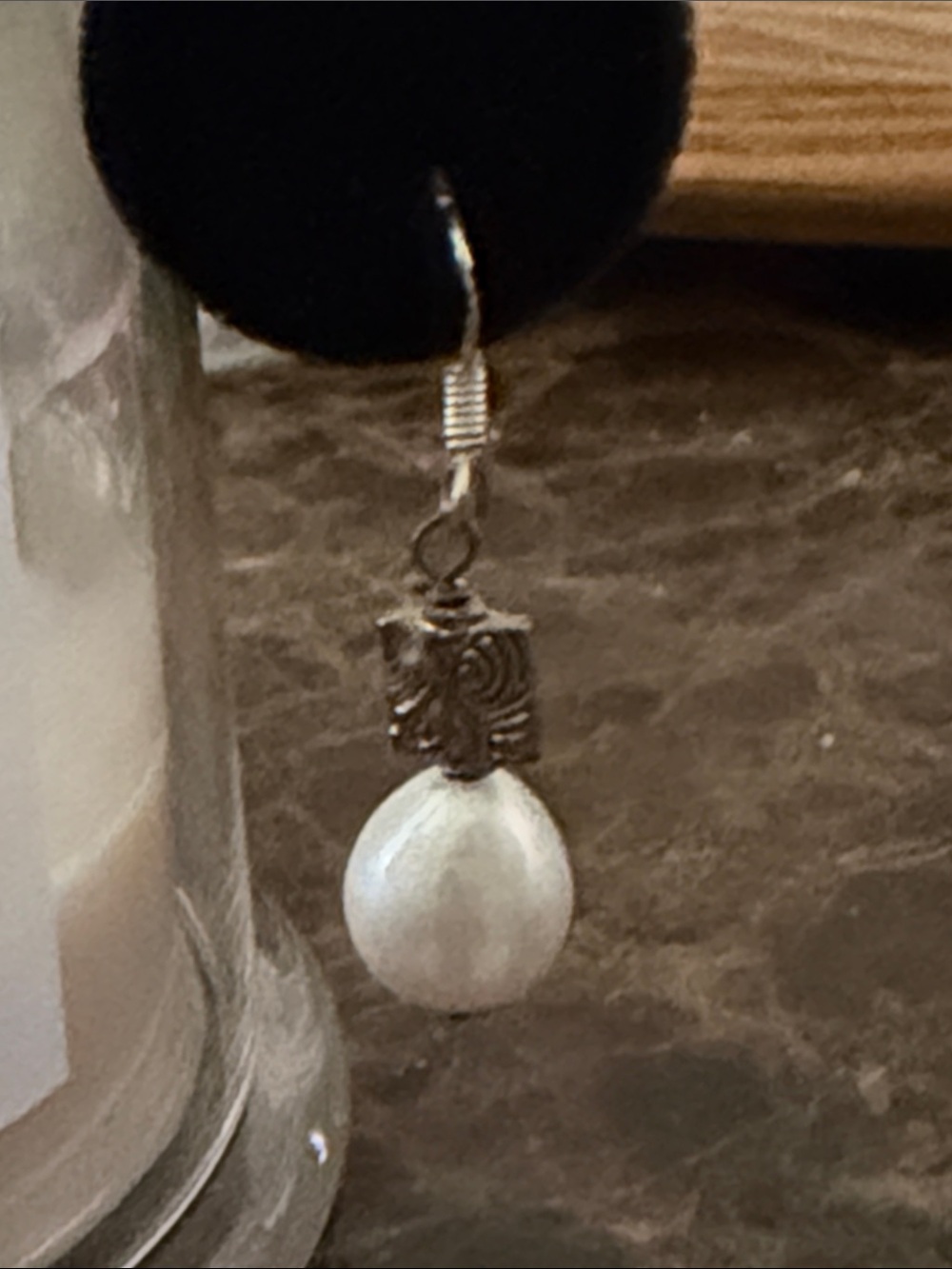 Fresh water white teardrop shaped sterling silver stamped wires pierced earrings - Picture 9 of 12